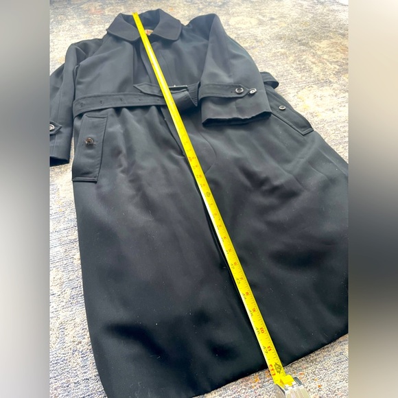 Stylish Burberry long trench coat with removable liner. - Picture 13 of 16